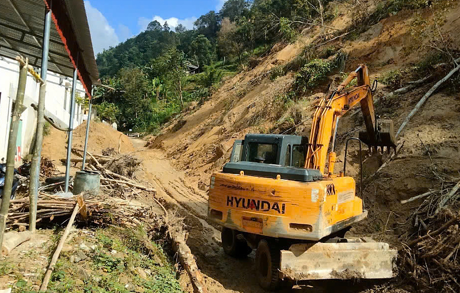Hót dọn đất sạt lở trên quốc lộ 4 qua Hà Giang. Ảnh: Cục Đường bộ VN