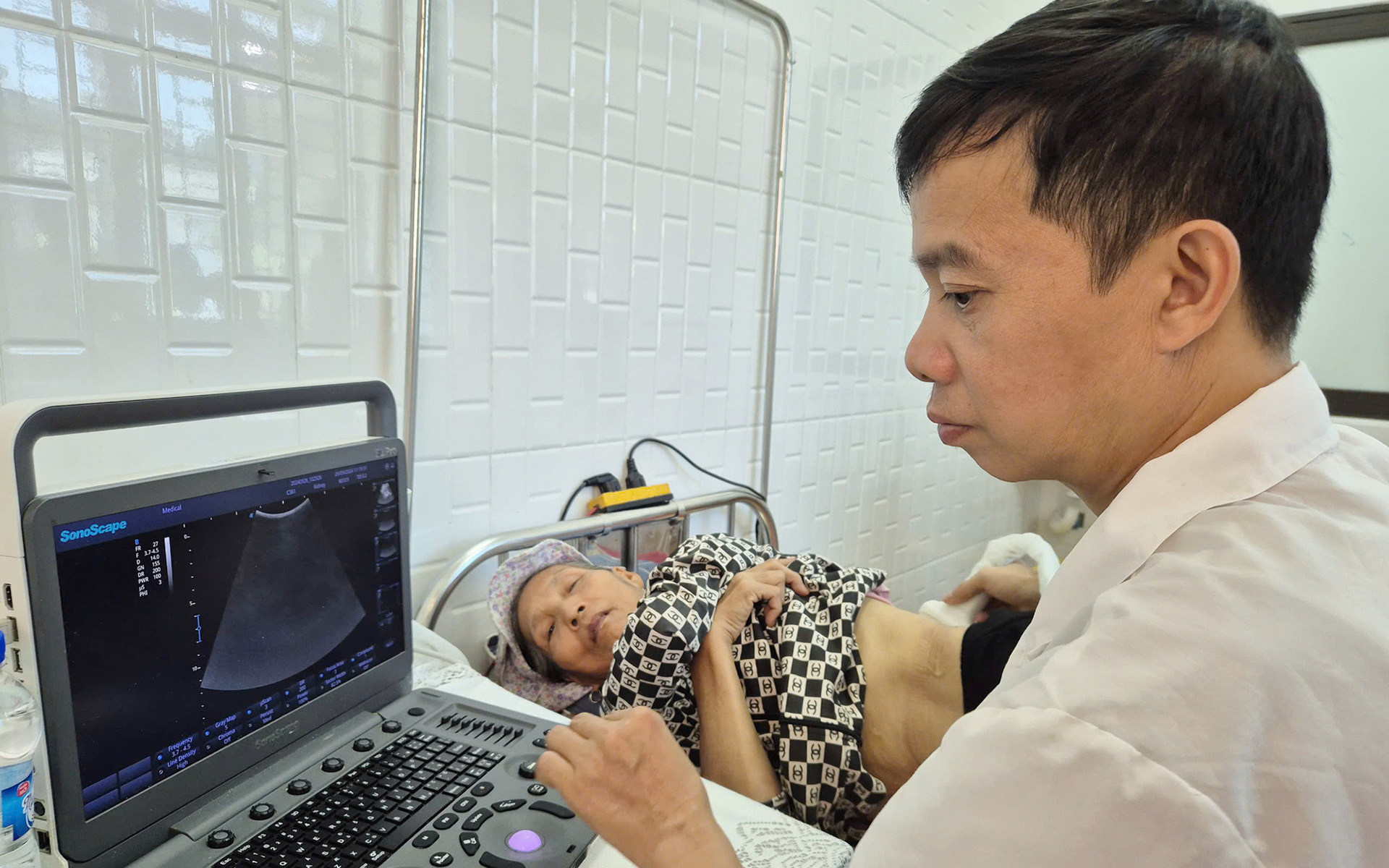 Khám bệnh, phát thuốc miễn phí cho hơn 1.000 người dân vùng bão lũ - Ảnh 1. Khám bệnh, phát thuốc miễn phí cho hơn 1.000 người dân vùng bão lũ - Ảnh 2.