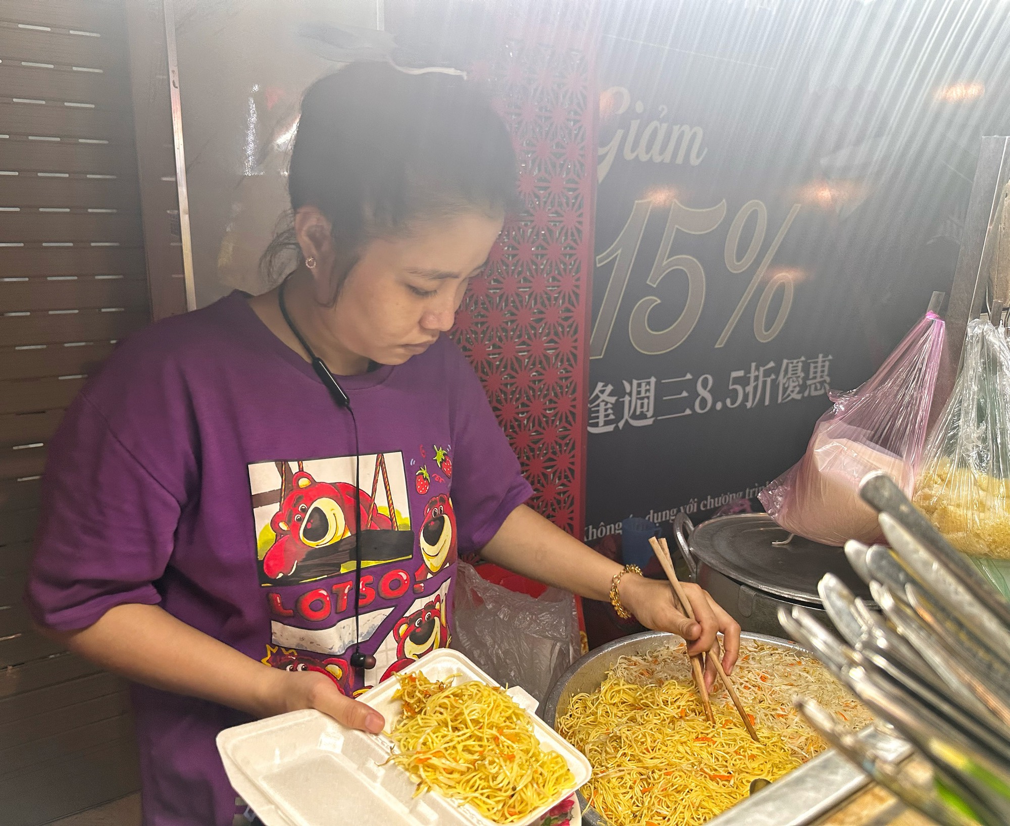Quán chay người Hoa chỉ bán về đêm ở TP.HCM: Khách ăn cạnh bếp than hồng - Ảnh 2. Quán chay người Hoa chỉ bán về đêm ở TP.HCM: Khách ăn cạnh bếp than hồng - Ảnh 2.