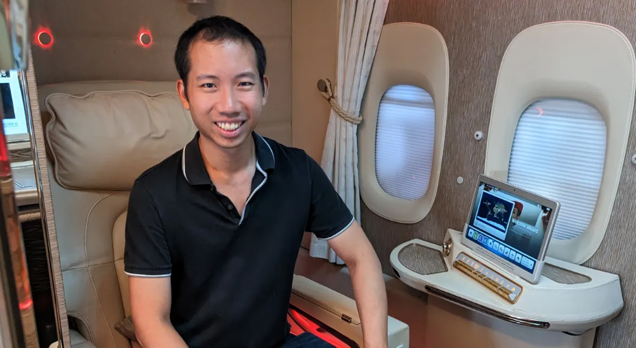 Aaron Wong ngồi trên hạng thương gia trên một chuyến bay bằng cách đổi dặm thưởng. Ảnh: CNBC