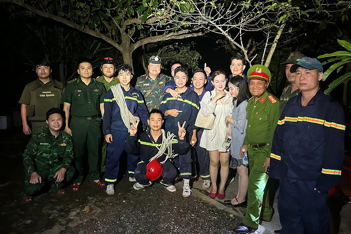 Biên phòng, công an giải cứu thành công hai nữ du khách. Ảnh: Công an cung cấp