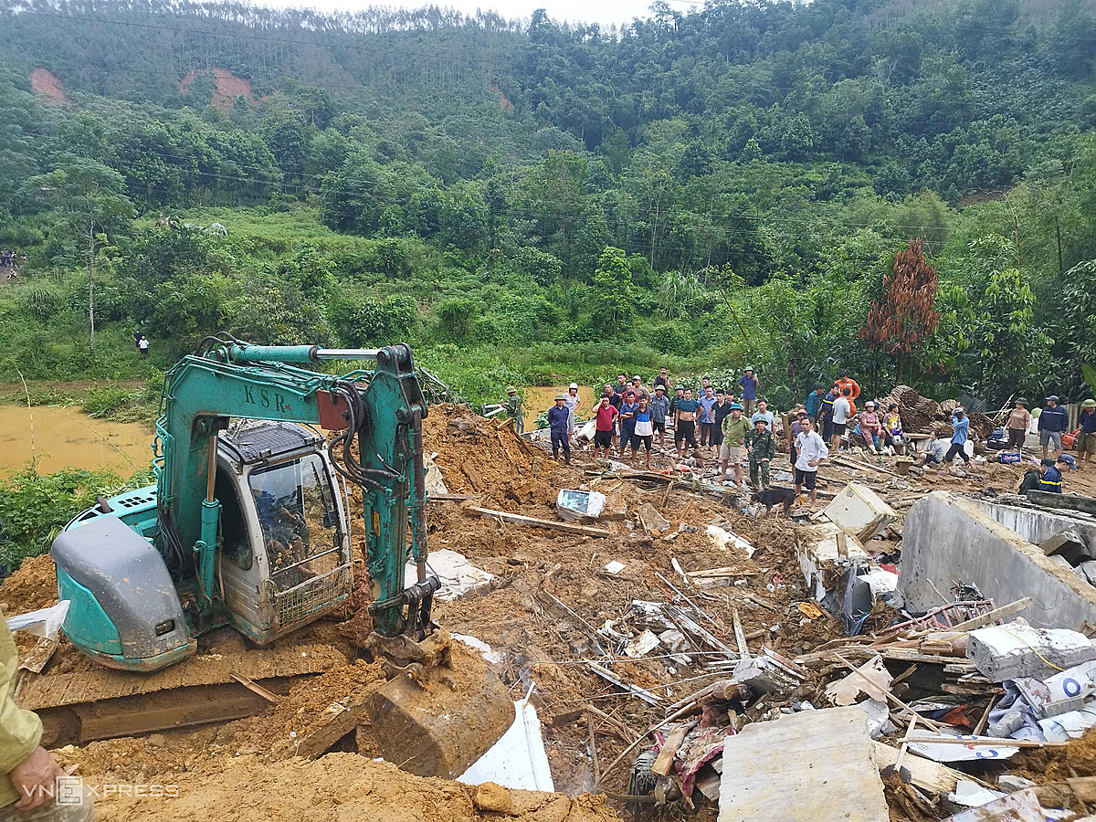 Sạt lở tại quốc lộ 2 đoạn qua xã Việt Vinh, Hà Giang ngày 30/9. Ảnh: Bộ Chỉ huy quân sự tỉnh Hà Giang