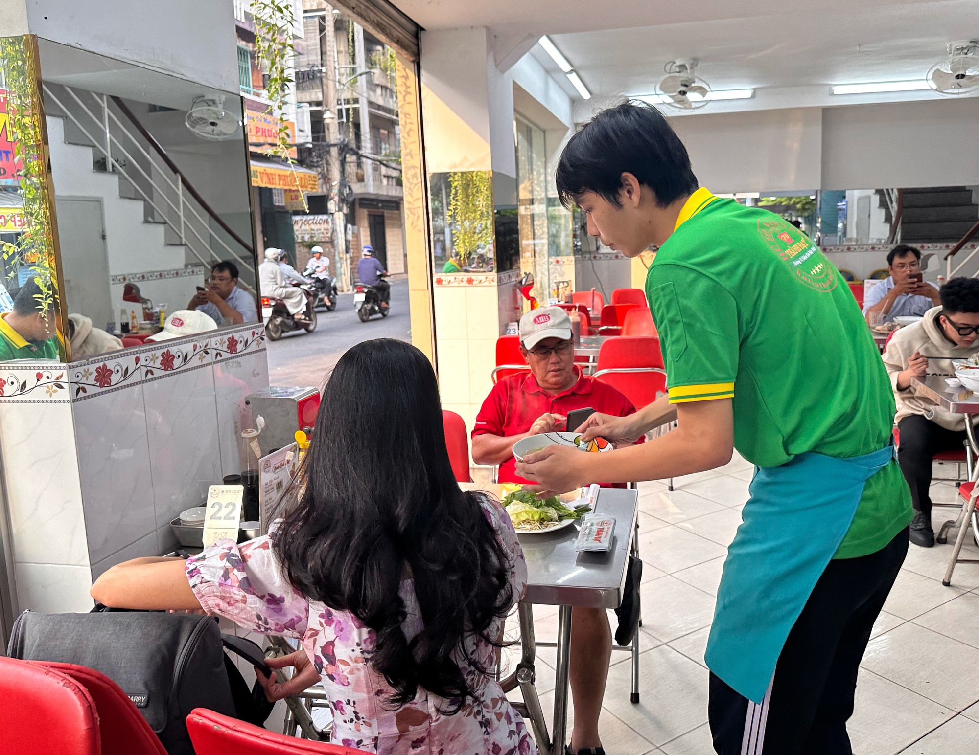 Quán ăn ở TP.HCM có thưởng Tết cho nhân viên: 'Gồng lỗ cũng ráng thưởng!'- Ảnh 3. Quán ăn ở TP.HCM có thưởng Tết cho nhân viên: 'Gồng lỗ cũng ráng thưởng!'- Ảnh 3.