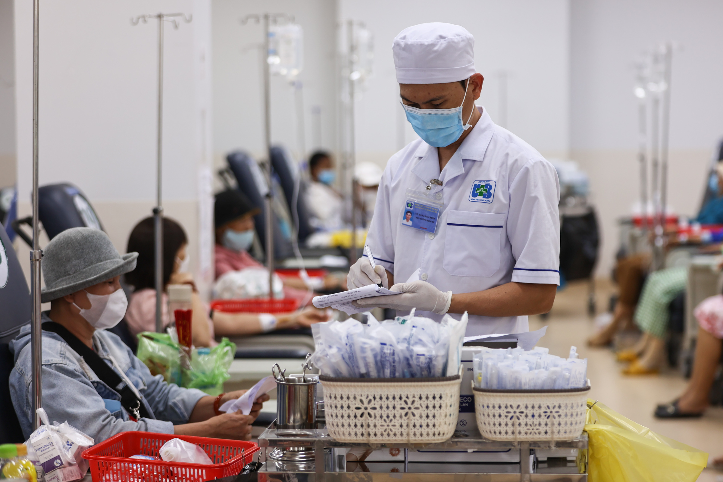Bác sĩ hoá trị cho bệnh nhân ung thư tại Bệnh viện Ung Bướu TP HCM cơ sở 2, TP Thủ Đức, tháng 6/2024. Ảnh: Quỳnh Trần