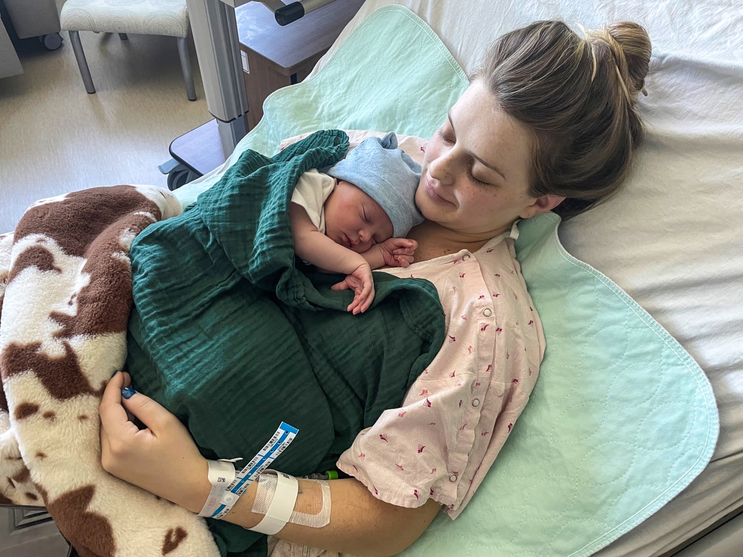 Lewellen ôm con trai đầu lòng tại bệnh viện Sarasota Memorial, ngày 11/10. Ảnh: NBC News
