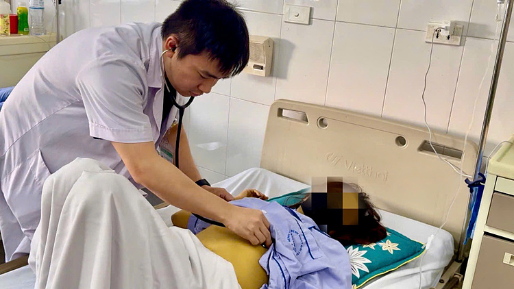 Da vàng như nghệ sau khi tự điều trị viêm gan B. Ảnh: Bệnh viện cung cấp