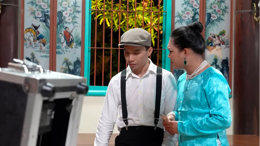 Phạm Thoại hướng dẫn thí sinh cách thực hiện video teasing. Ảnh: NVCC