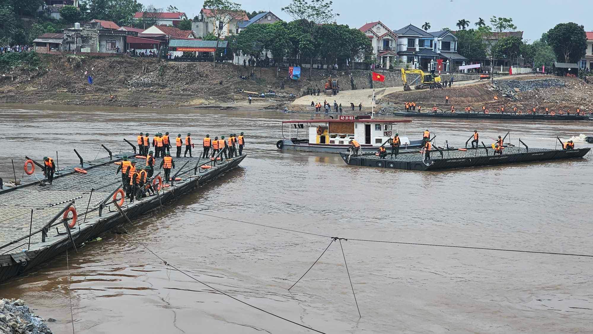 Lữ đoàn 249 bắt đầu lắp cầu phao, sáng 29/9. Ảnh:V.A.