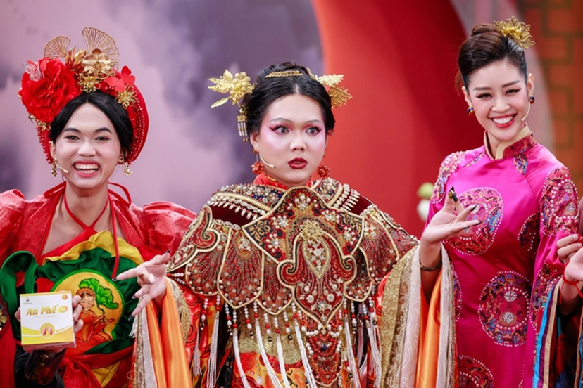 Phạm Thoại đầu tư trang phục, make up cổ trang trong phiên livestream. Ảnh: NVCC