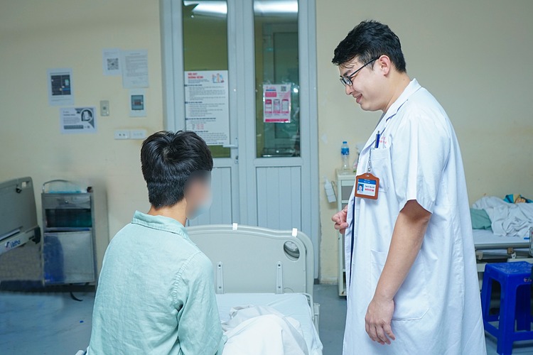 Bác sĩ thăm khám cho bệnh nhân. Ảnh: Bệnh viện cung cấp