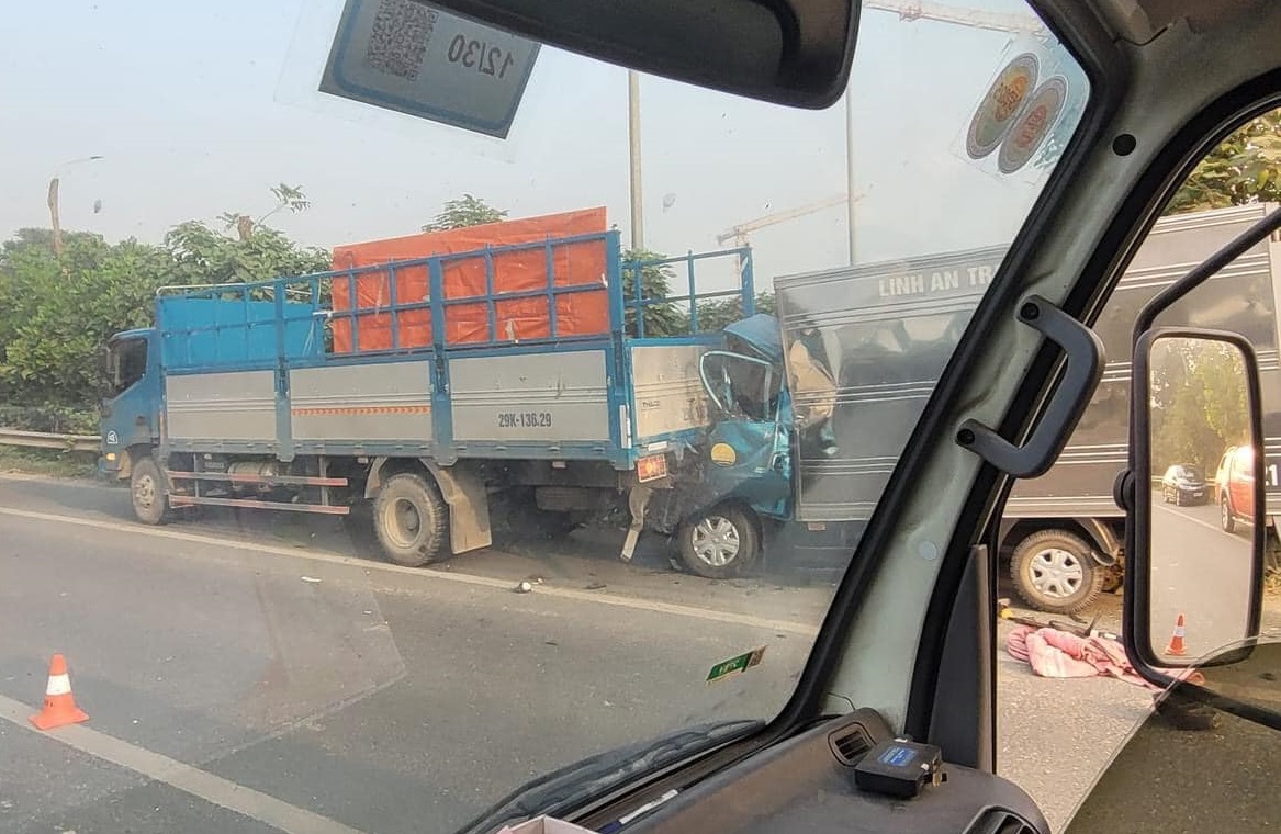 Đầu xe tải biến dạng sau cú tông mạnh. Ảnh: Phúc Văn
