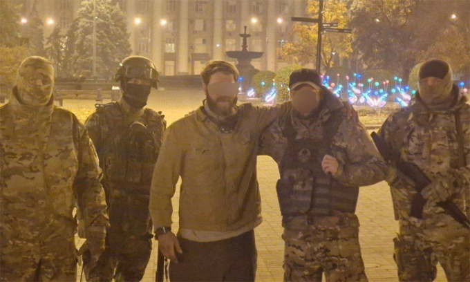 Công dân Mỹ có biệt danh Kenneth M. (giữa) và các quân nhân Nga tại tỉnh Donetsk ngày 28/10. Ảnh: TRO DPR