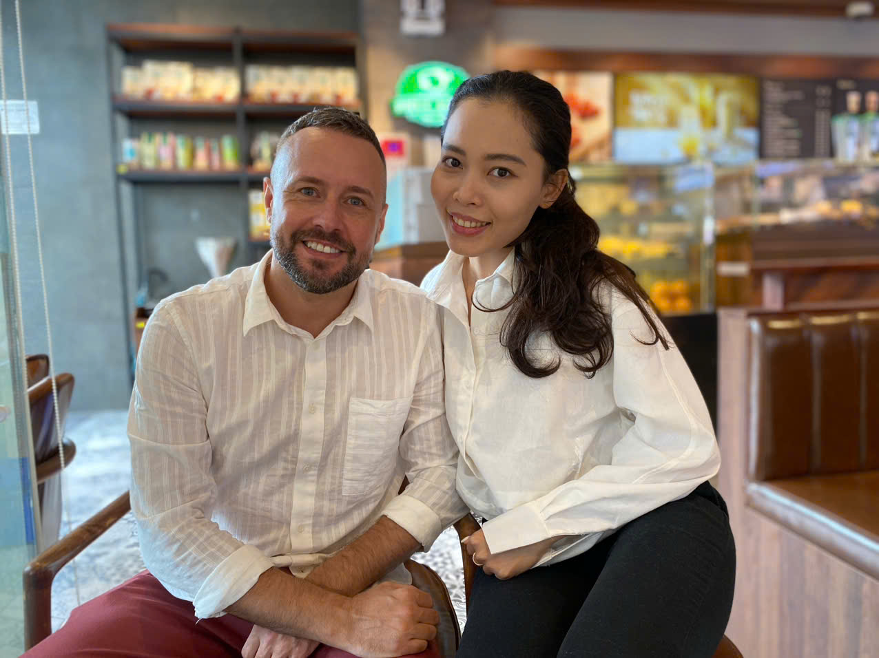 Anh Richard và chị Hồng Vân ở quán cà phê quận 11, TP HCM. Ảnh: Ngọc Ngân