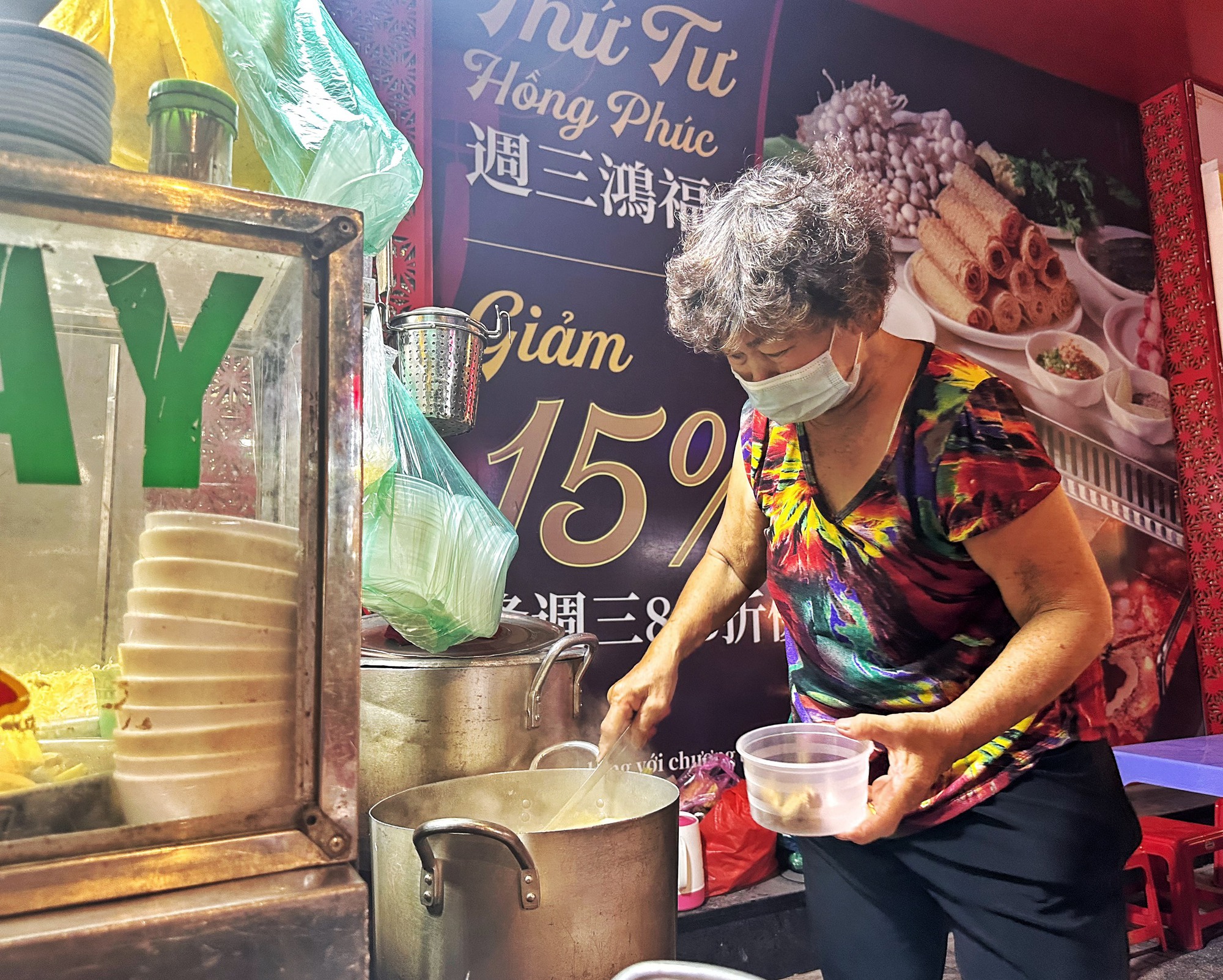 Quán chay người Hoa chỉ bán về đêm ở TP.HCM: Khách ăn cạnh bếp than hồng - Ảnh 1. Quán chay người Hoa chỉ bán về đêm ở TP.HCM: Khách ăn cạnh bếp than hồng - Ảnh 1.