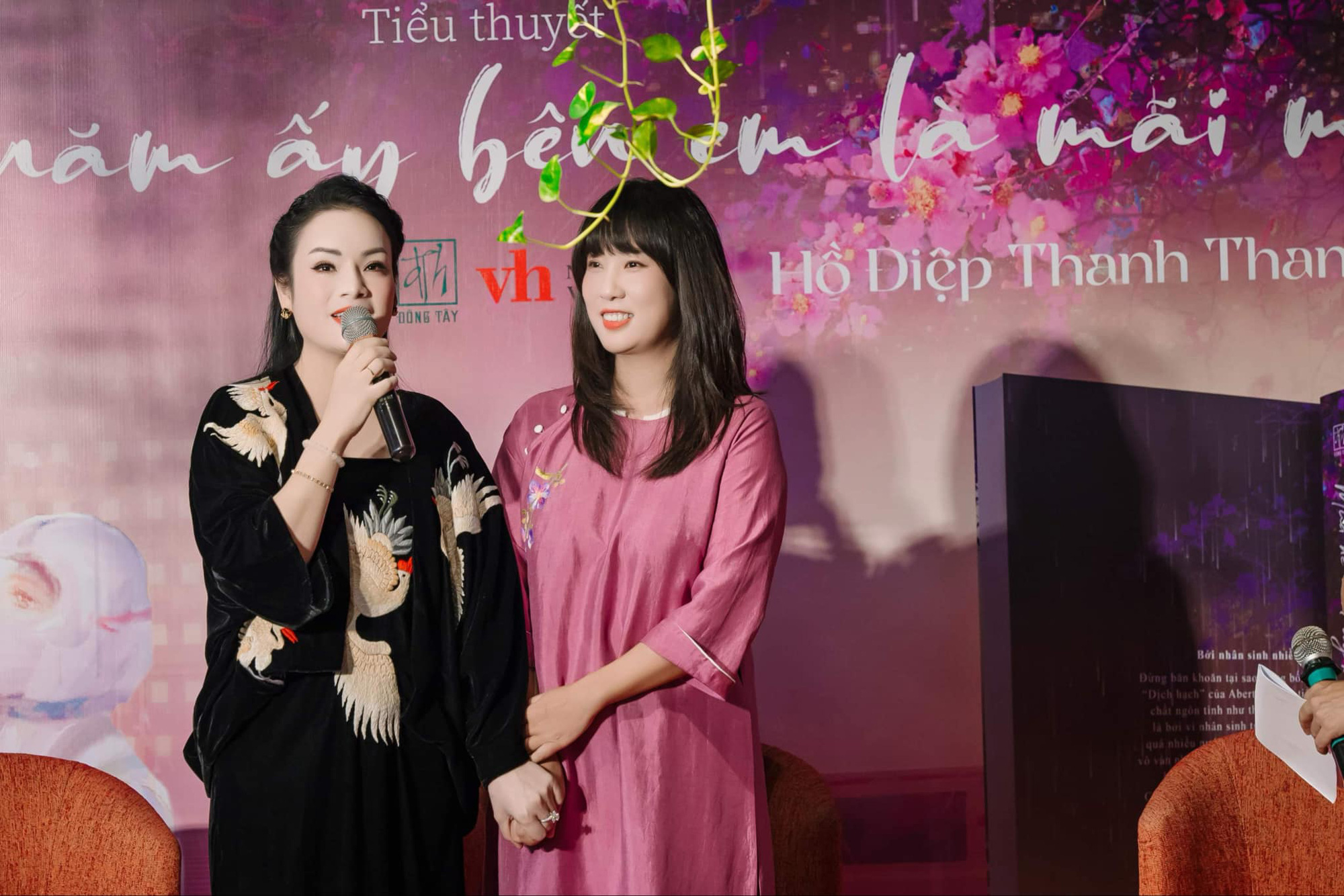 Ca sĩ Tân Nhàn dành 100 triệu mua tiểu thuyết ‘ngôn tình’ của Hồ Điệp Thanh Thanh - Ảnh 1. Ca sĩ Tân Nhàn dành 100 triệu mua tiểu thuyết ‘ngôn tình’ - Ảnh 1.