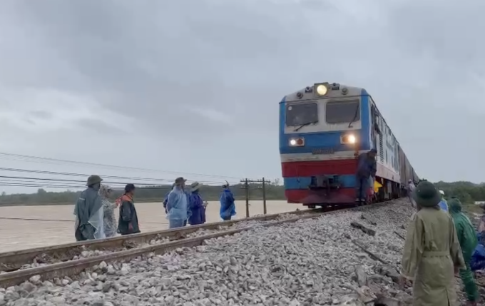 Tàu hàng đi qua đoạn đường sắt bị xói lở. Ảnh: VNR