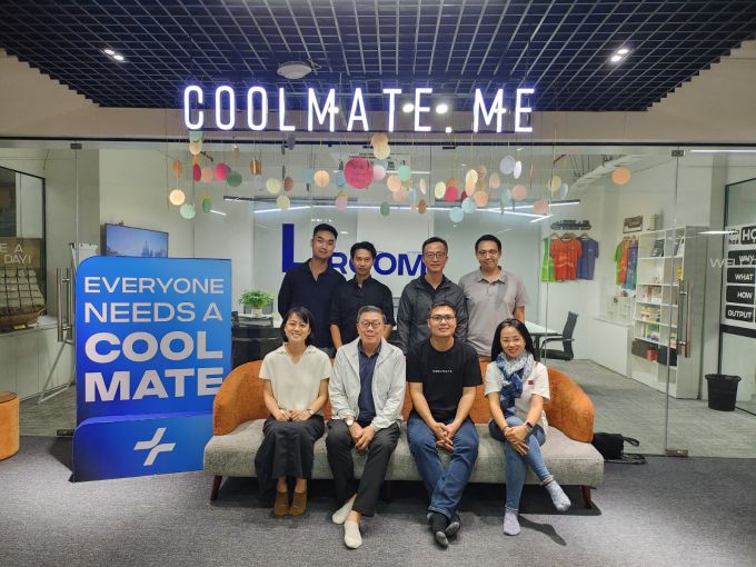 CEO Phạm Chí Nhu (ngồi, áo thun đen) cùng đội ngũ các quản lý của Vertex Ventures SEA & India. Ảnh công ty cung cấp