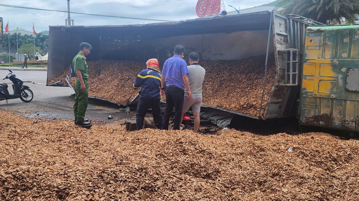 Xe chở dăm lật làm rơi đổ nhiều dăm gỗ ra ngoài và đè chết 3 người. Ảnh: Quảng Thành
