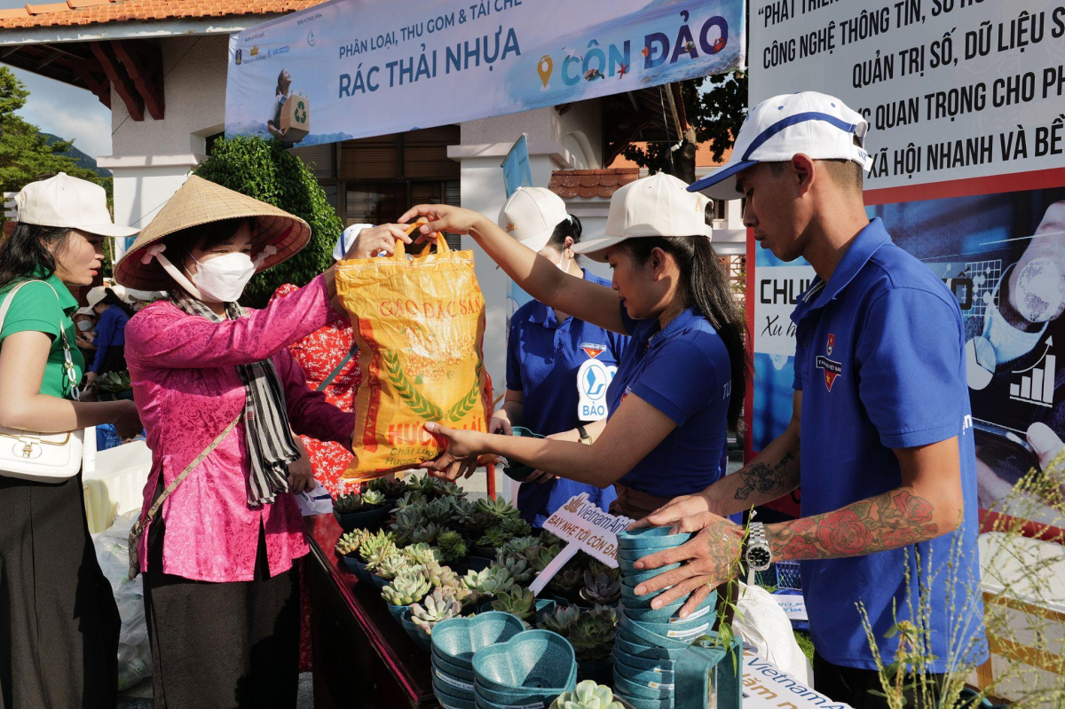 Người dân Côn Đảo gom rác, đổi lấy cây. Ảnh: Ngọc Thành