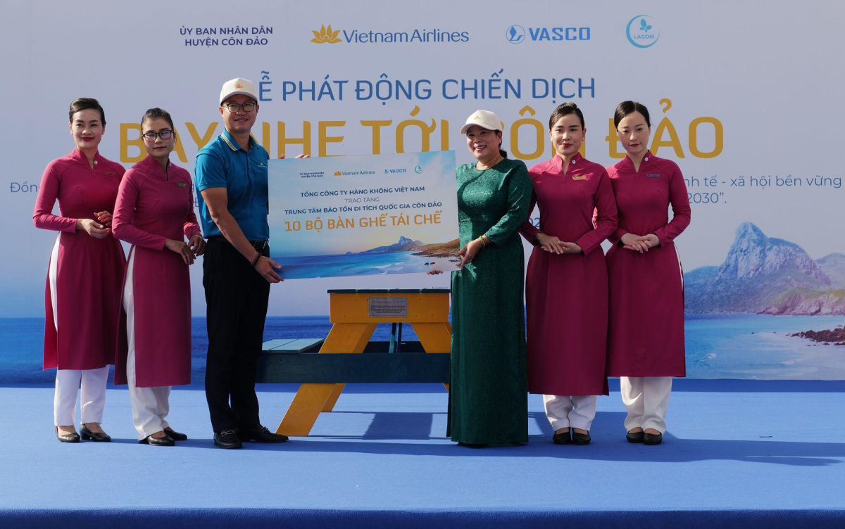 Hãng hàng không Quốc gia Việt Nam tặng huyện đảo 10 bộ bàn ghế tái chế. Ảnh: Ngọc Thành