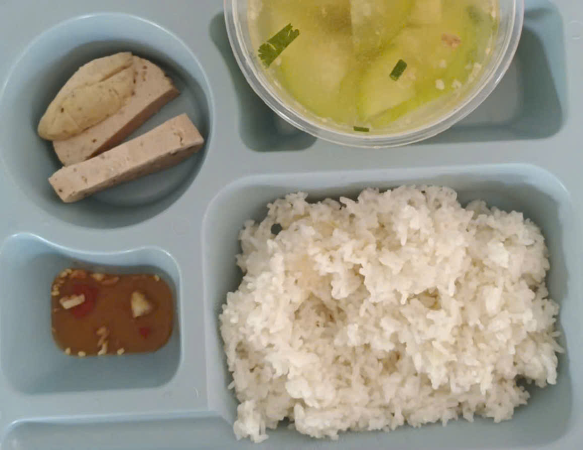 Một bữa ăn trưa của giáo viên tại trường mầm non Ánh Dương. Ảnh: Người dân cung cấp
