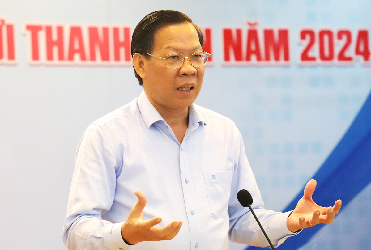 Chủ tịch UBND TP HCM Phan Văn Mãi tại buổi đối thoại, sáng 11/10. Ảnh: Lê Tuyết