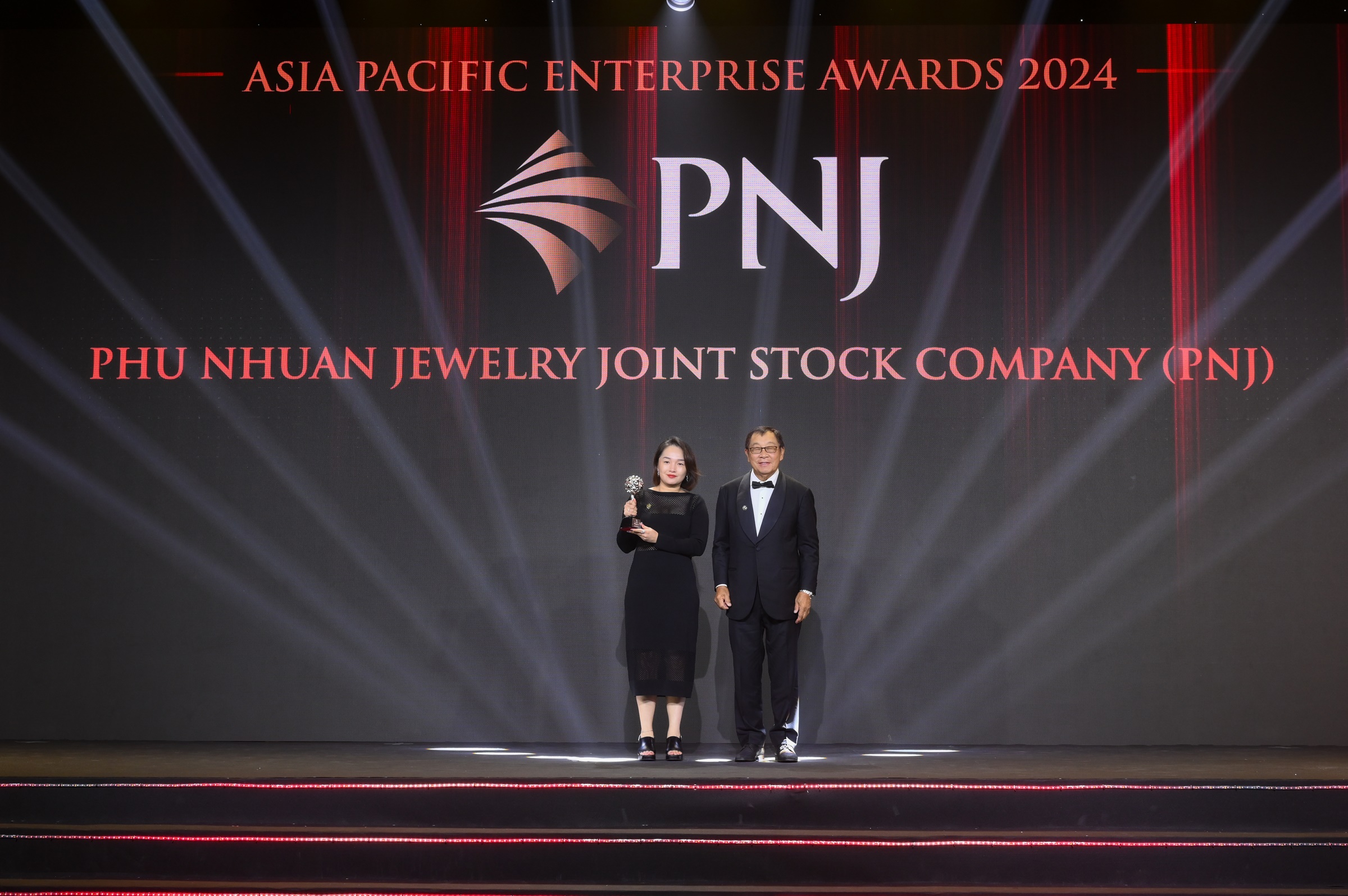 Đại diện PNJ nhận giải tại APEA 2024. Ảnh: Nguyên Khôi