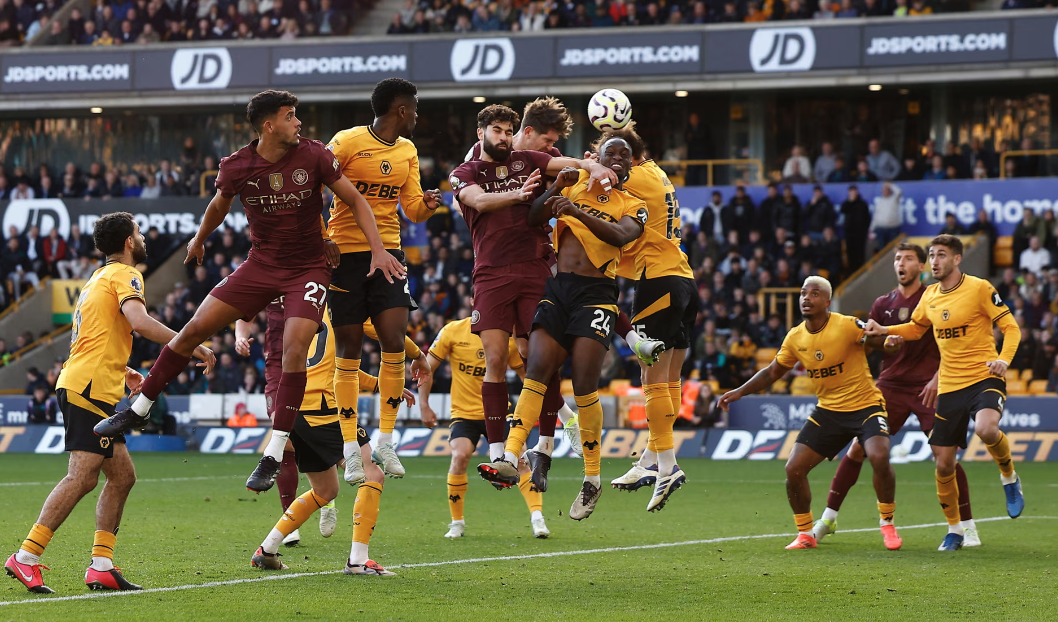 Pha đánh đầu ghi bàn ở thời gian bù giờ của Stones mang về ba điểm cho Man City. Ảnh: Reuters