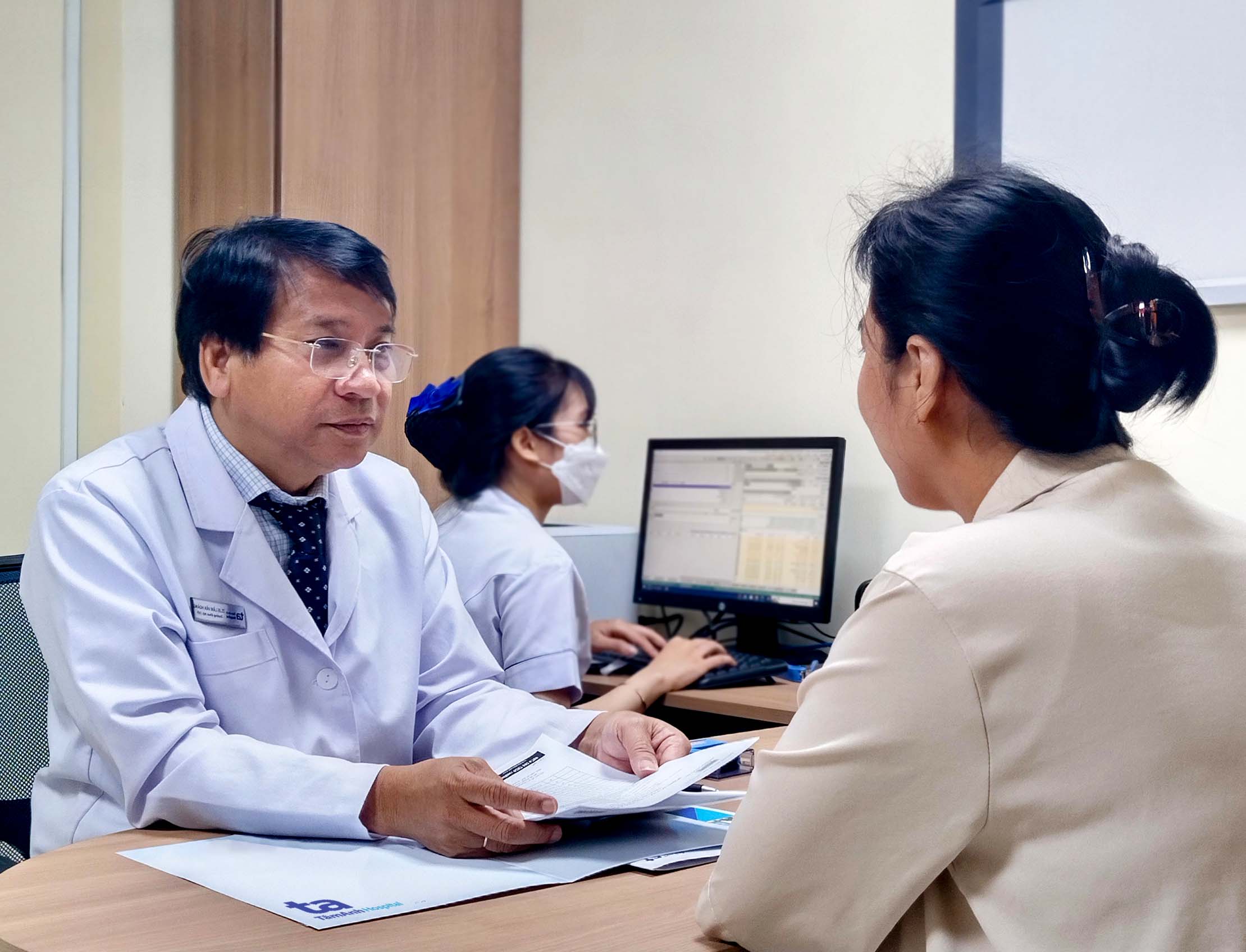 Bác sĩ Hoàng tư vấn cho chị Thảo. Ảnh: Bệnh viện Đa khoa Tâm Anh