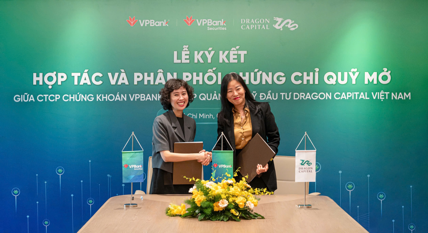 Đại diện VPBankS và Dragon Capital ký kết phân phối chứng chi quỹ. Ảnh: DC