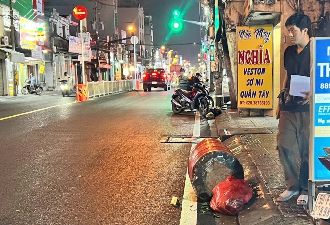 Thùng phuy bị móp méo sau vụ nổ văng xa khoảng 20 m qua bên kia đường đối diện vựa ve chai. Ảnh: Minh Trịnh