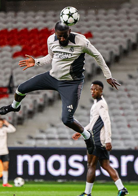 Các cầu thủ Real trên sân tập trước trận đấu chủ nhà Lille ở Champions League.