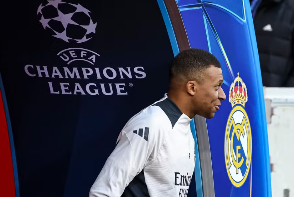 Mbappe cùng đồng đội đến sân tập, trước trận đấu Lille ở Champions League. Ảnh: AFP.