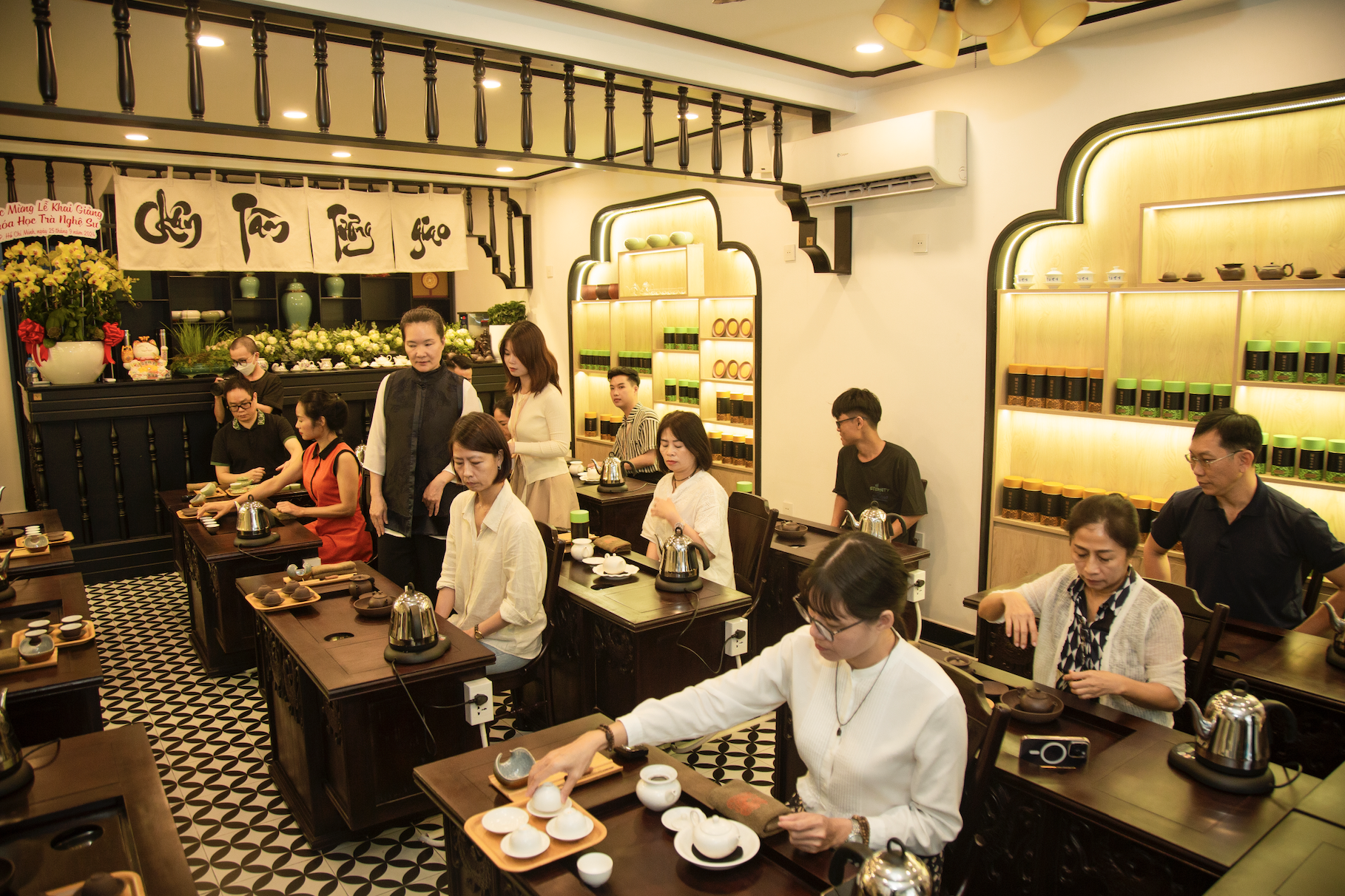 Vì sao nhiều người xin nghỉ phép, rủ nhau học làm trà nghệ sư ở TP.HCM?- Ảnh 1. Vì sao nhiều người xin nghỉ phép, rủ nhau học làm trà nghệ sư ở TP.HCM?- Ảnh 1.