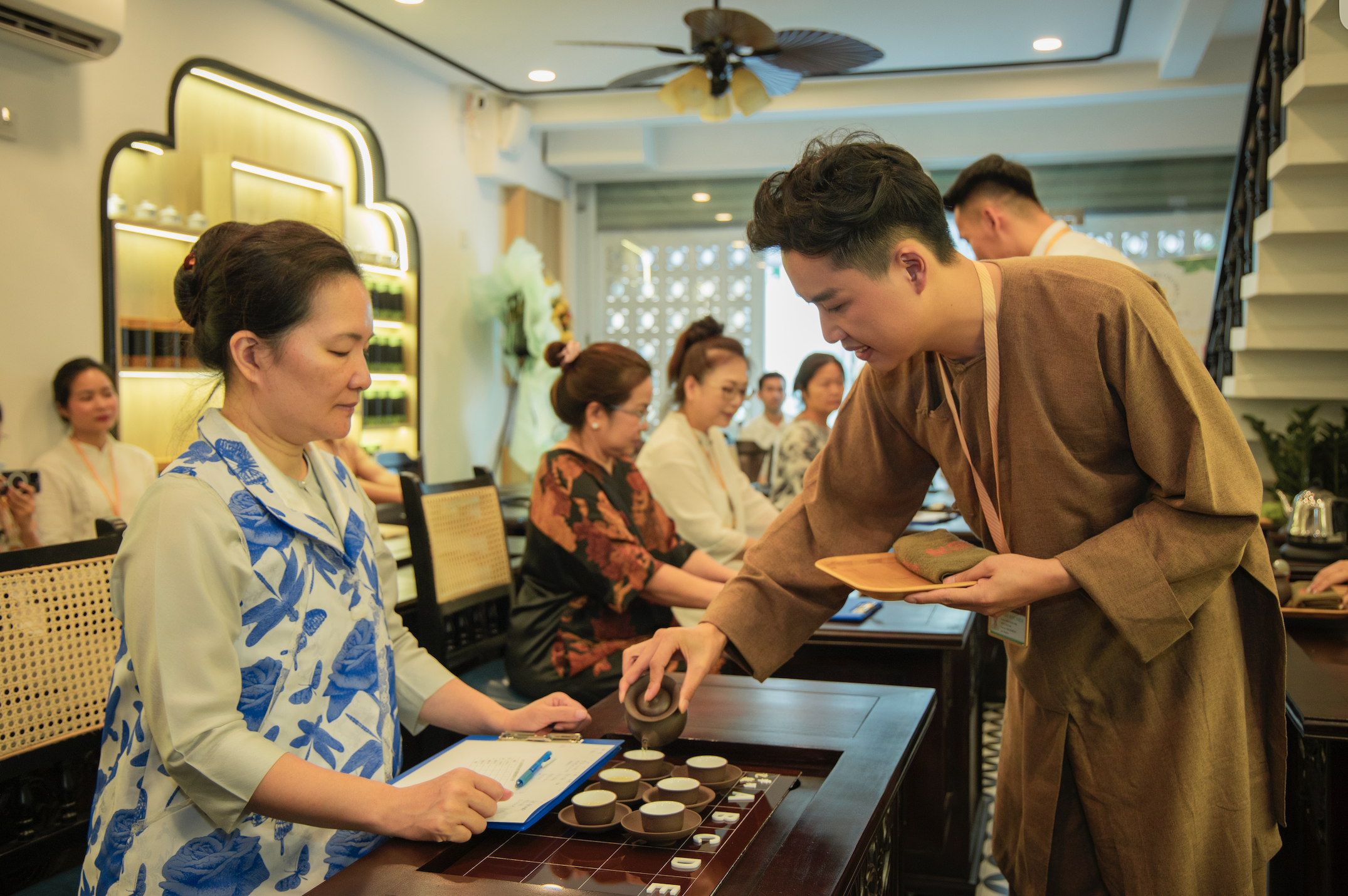 Vì sao nhiều người xin nghỉ phép, rủ nhau học làm trà nghệ sư ở TP.HCM?- Ảnh 2. Vì sao nhiều người xin nghỉ phép, rủ nhau học làm trà nghệ sư ở TP.HCM?- Ảnh 2.
