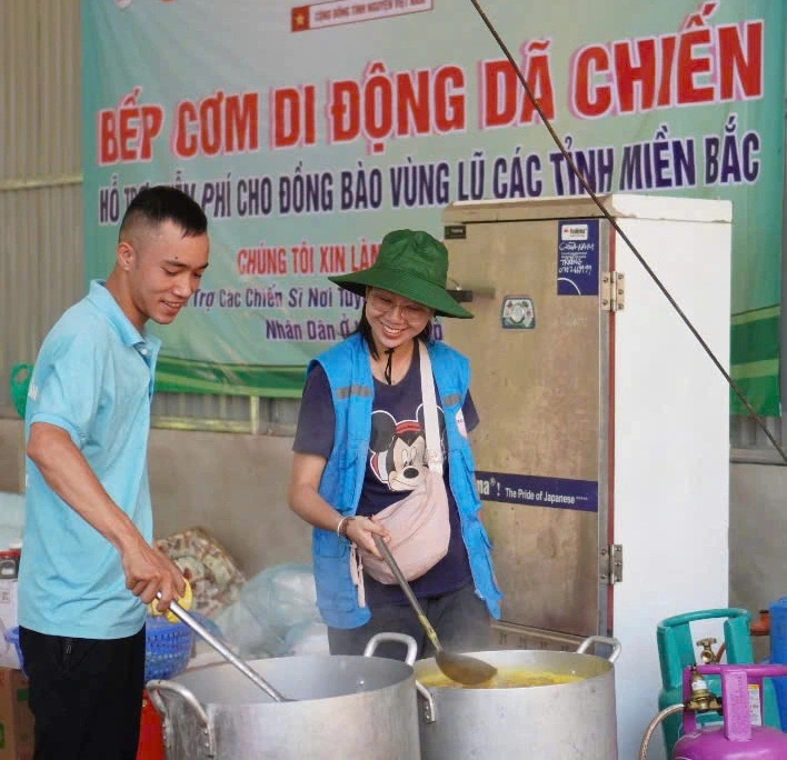 Từ 'xin làm hậu phương' đến 56.000 phần cơm hỗ trợ vùng lũ - Ảnh 1.