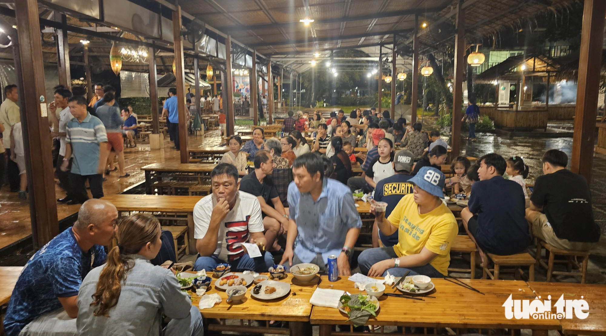 Cửa hàng, siêu thị tưng bừng khuyến mãi, khách ngỡ ngàng khi uống cà phê được tặng quà 20-10 - Ảnh 3.