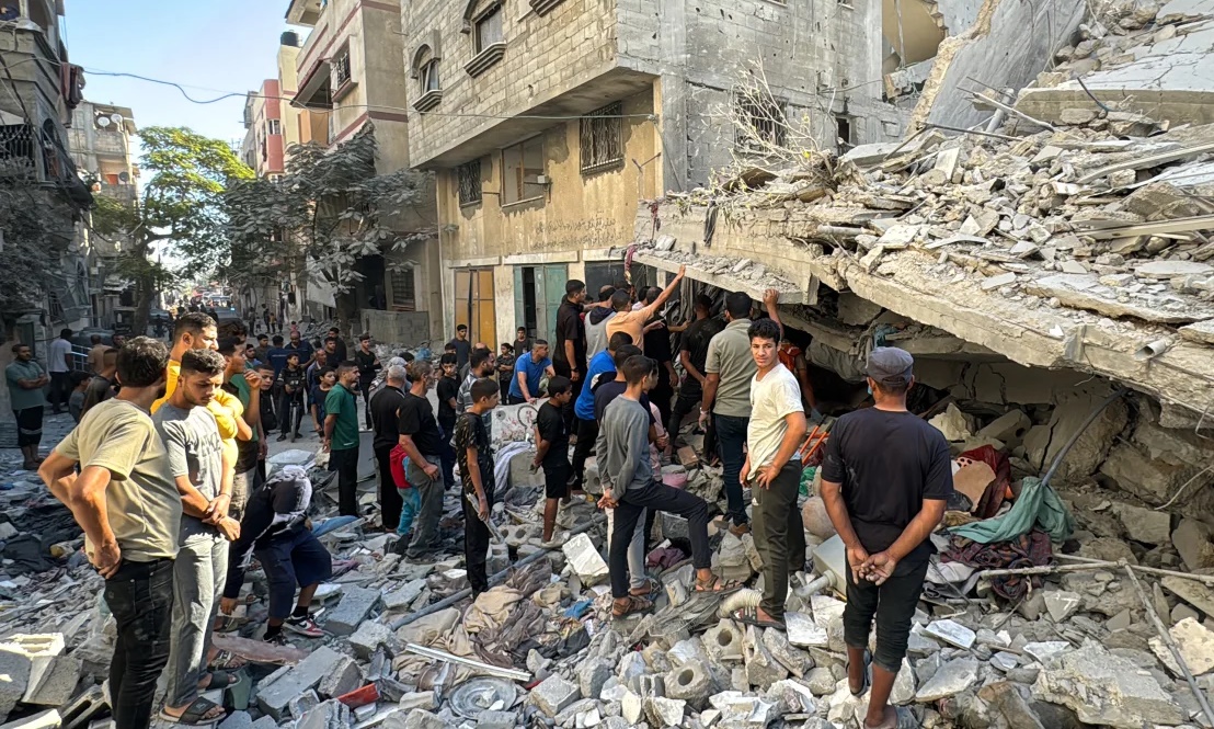 Tòa nhà đổ sập ở Beit Lahia, phía bắc Dải Gaza, sau đòn không kích đêm 19/10 của Israel. Ảnh: AFP