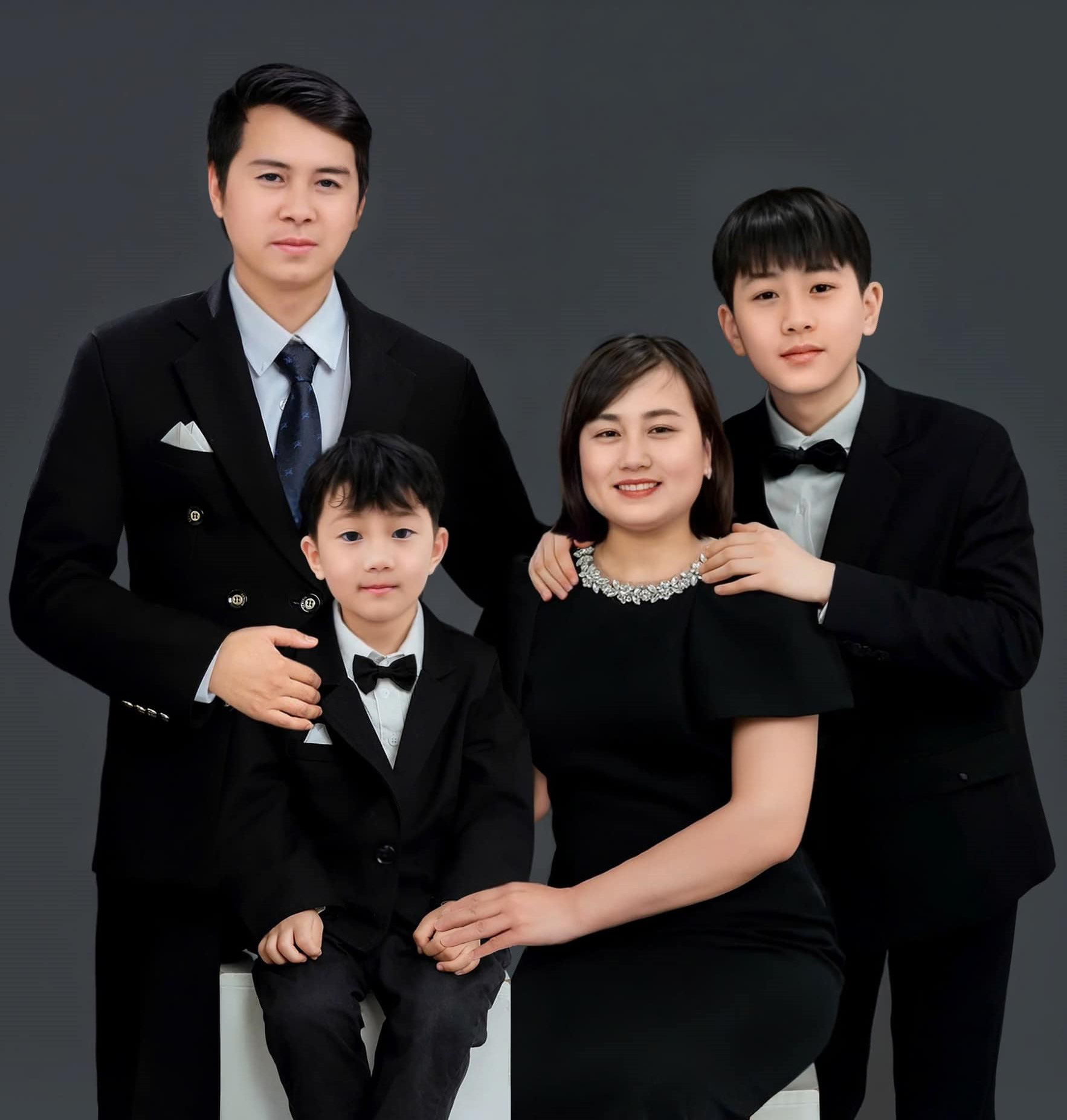 Hai em bé mồ côi ở Làng Nủ gặp lại bố mẹ qua cách bất ngờ - Ảnh 2. Hai em bé mồ côi ở Làng Nủ gặp lại bố mẹ qua cách bất ngờ - Ảnh 2.