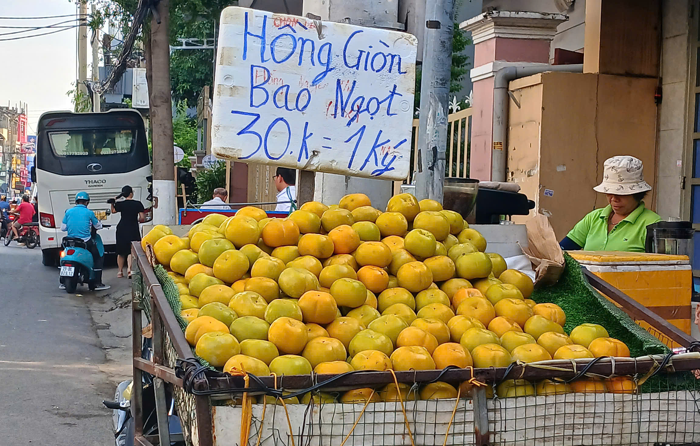 Hồng giòn Trung Quốc bán trên đường Thống Nhất (Gò Vấp). Ảnh: Thi Hà