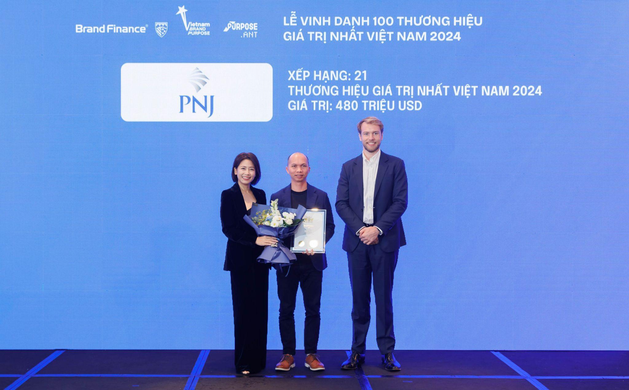 Đại diện PNJ (giữa) nhận danh hiệu từ ban tổ chức. Ảnh: Việt Hùng
