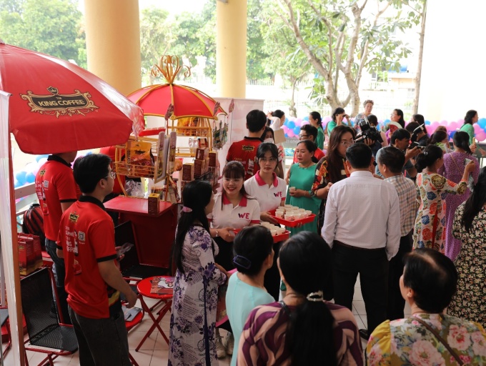 Nhiều chị em quan tâm mô hình kinh doanh cà phê tại sự kiện ngày 18/10. Ảnh: TNI King Coffee