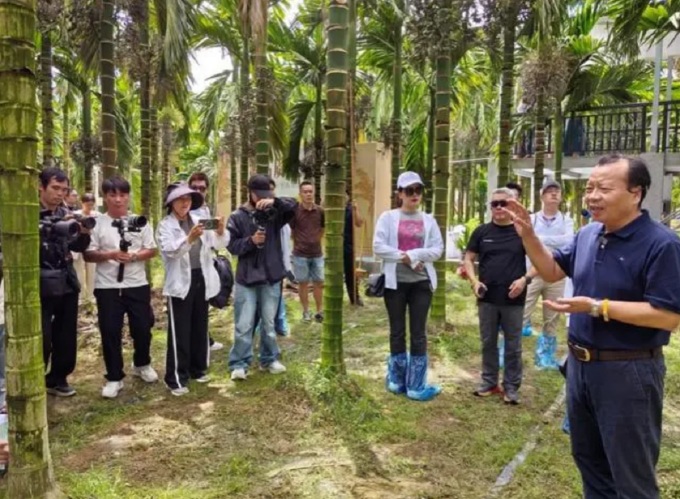 Ông Cát Kiến Bang, nhà khoa học trưởng của hệ thống công nghệ ngành công nghiệp cau ở tỉnh Hải Nam giới thiệu quy trình kiểm soát chất lượng trầu cau, tháng 9/2024. Ảnh: ChinaDaily