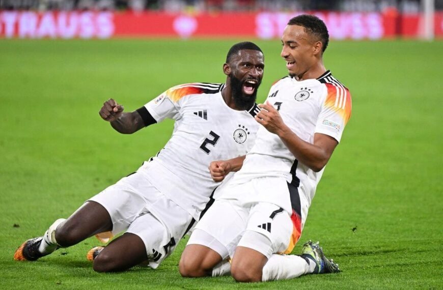 Leweling (phải) chia vui cùng Rudiger trong trận Đức 1-0 Hà Lan tối 14/10. Ảnh: AFP