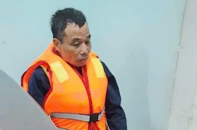 Ông Duy thất thần sau khi được cứu. Ảnh: Hùng Lê