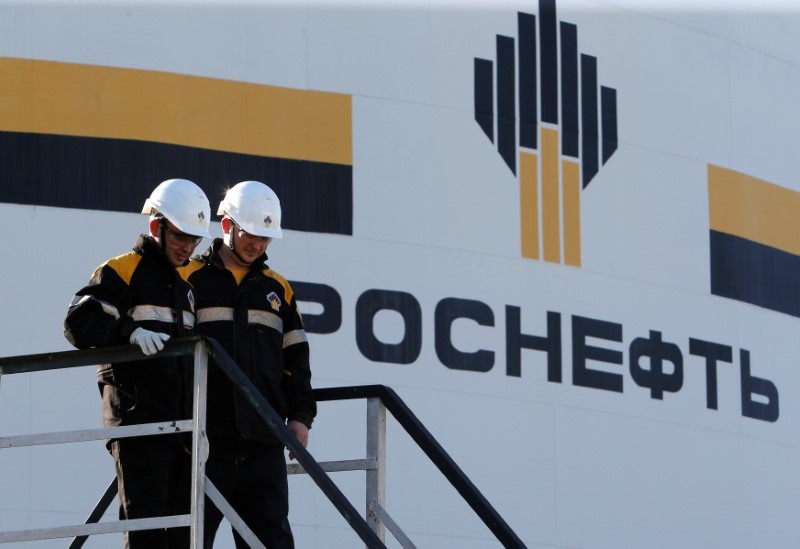 Công nhân hãng dầu Rosneft (Nga) tại một mỏ dầu ở Nefteyugansk. Ảnh: Reuters