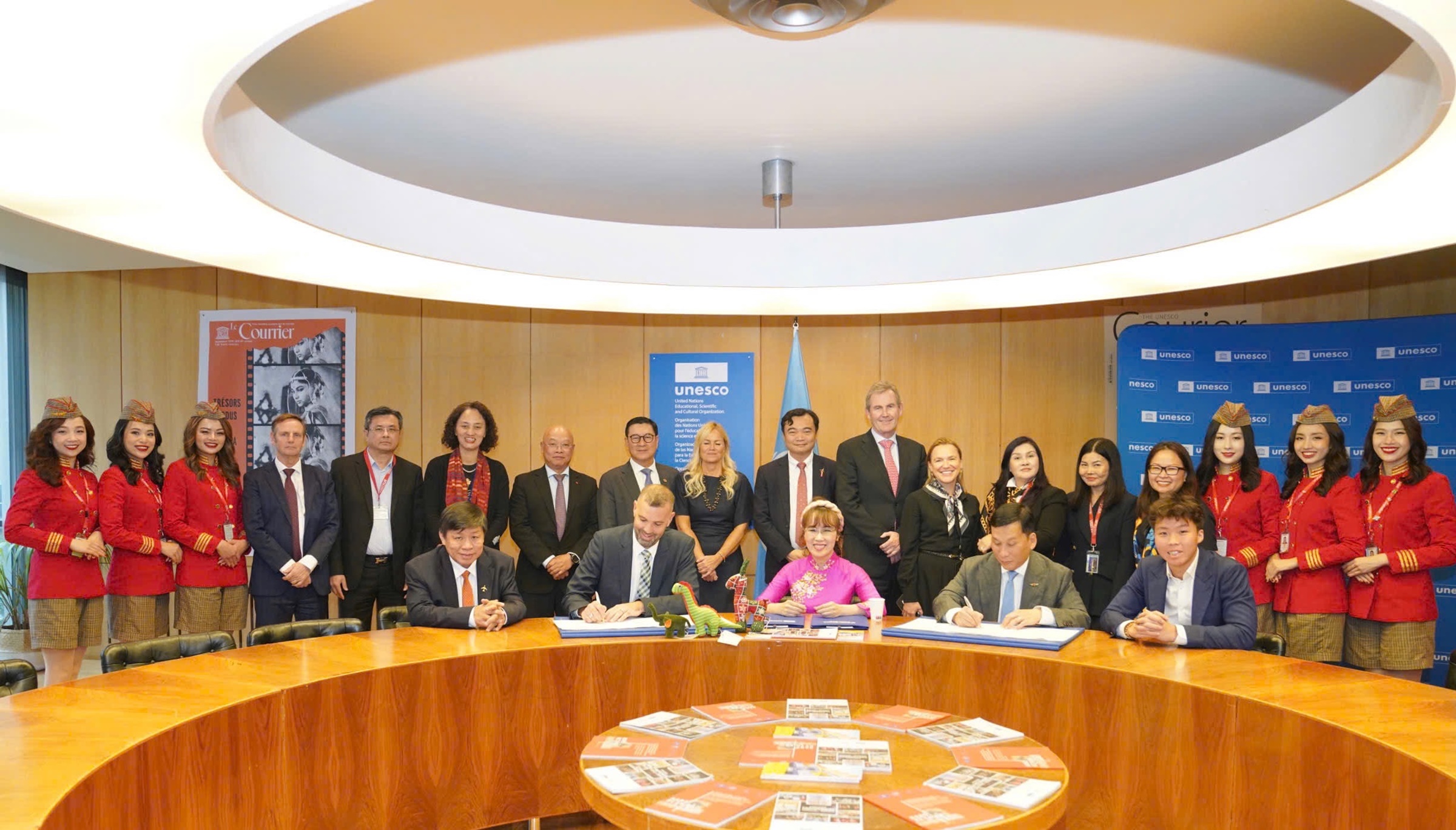Đại diện Sovico và UNESCO tại lễ ký kết ngày 7/10. Ảnh: Nguyễn Quang