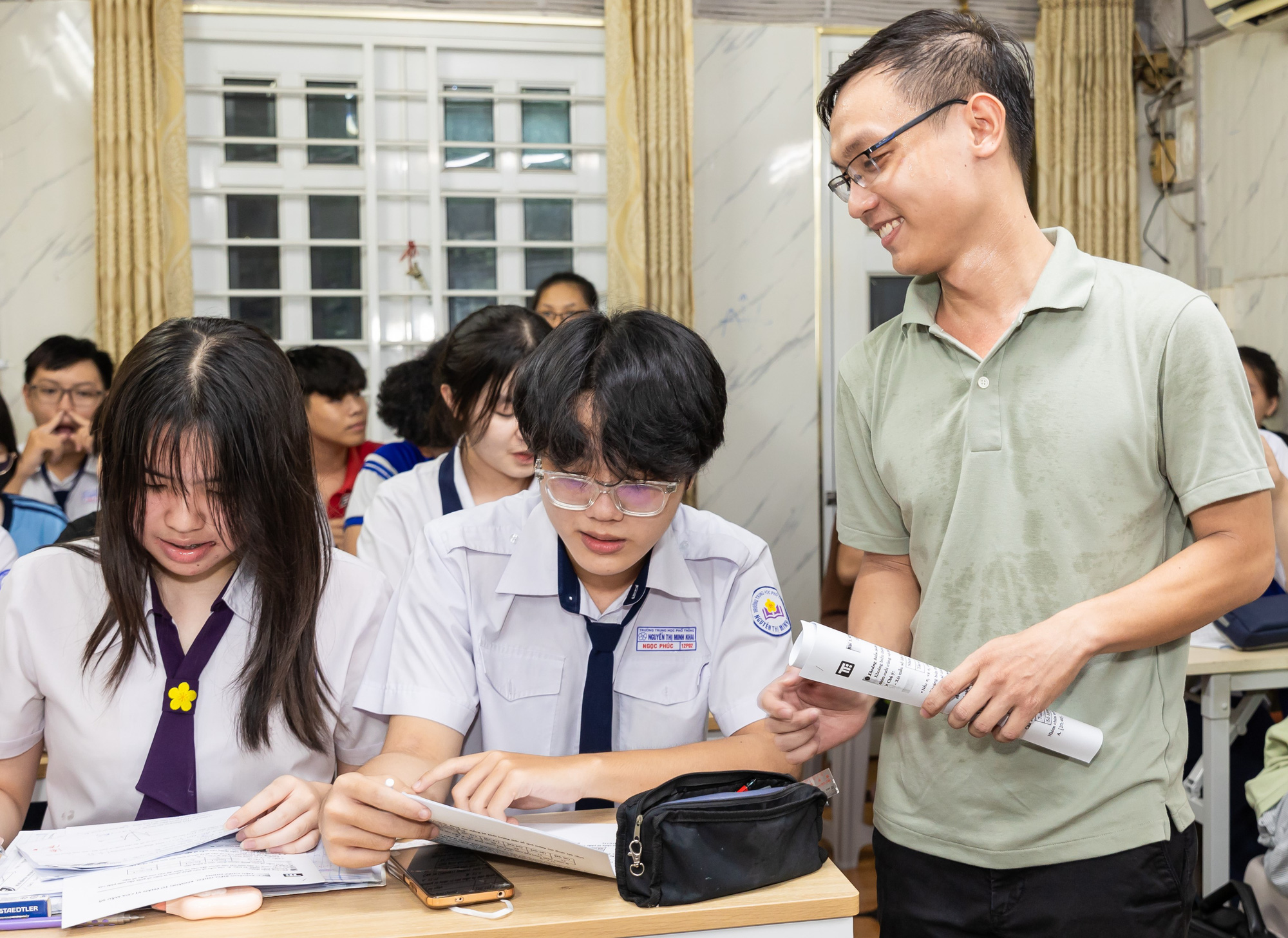 Sóng gió vẫn quyết theo đuổi đam mê giáo dục - Ảnh 1. Sóng gió vẫn quyết theo đuổi đam mê giáo dục - Ảnh 1.