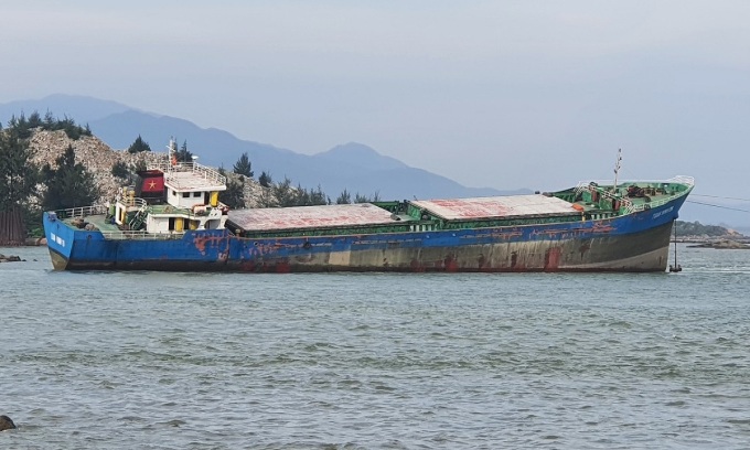 Tàu Tuấn Minh bị nghiêng sau tai nạn. Ảnh: Nguyễn Tánh