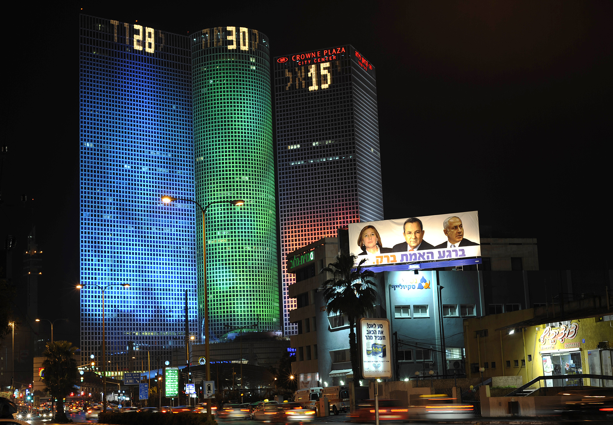 Ba tòa tháp trong Trung tâm thương mại Azrieli ở Tel Aviv vào năm 2009. Ảnh: Reuters